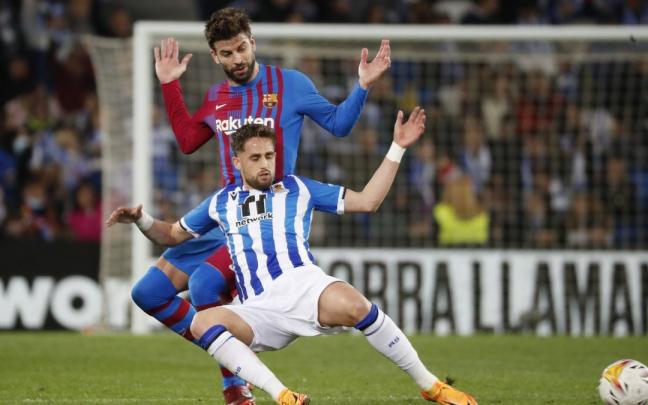 El centrocampista belga de la Real Sociedad, Adnan Januzaj, cae ante el defensa del FC Barcelona, Gerard Piqué El centrocampista belga de la Real Sociedad, Adnan Januzaj, cae ante el defensa del FC Barcelona, Gerard Piqué