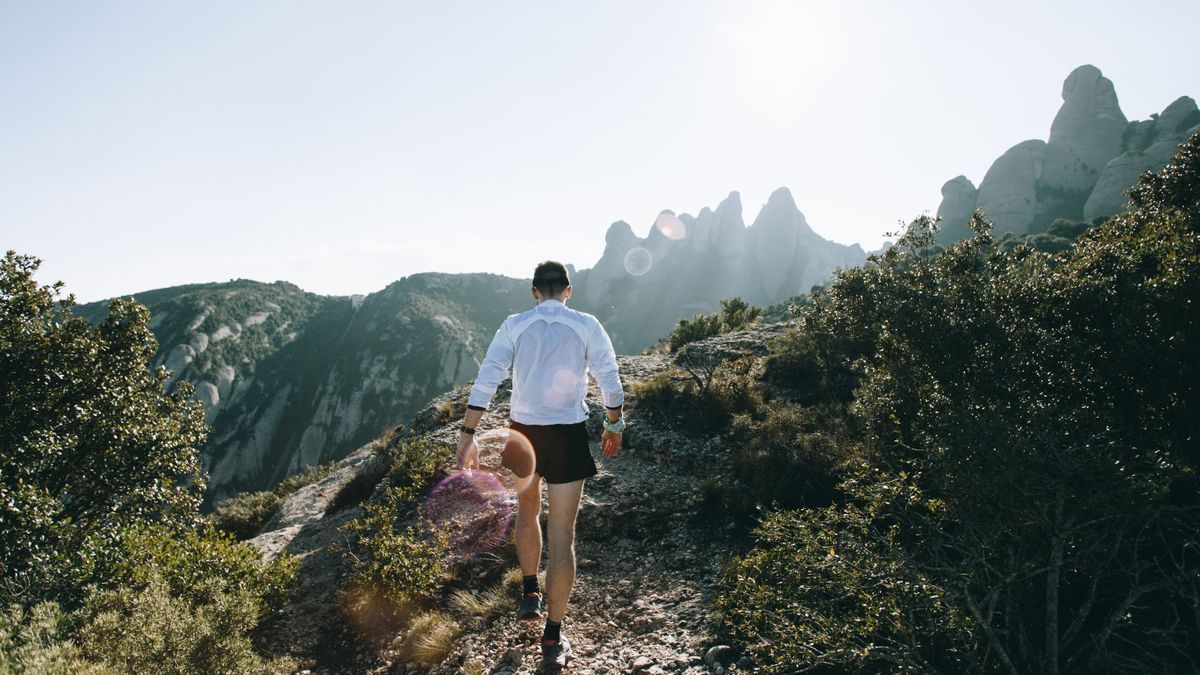 Un hombre camina por una montaña en una imagen de archivo.