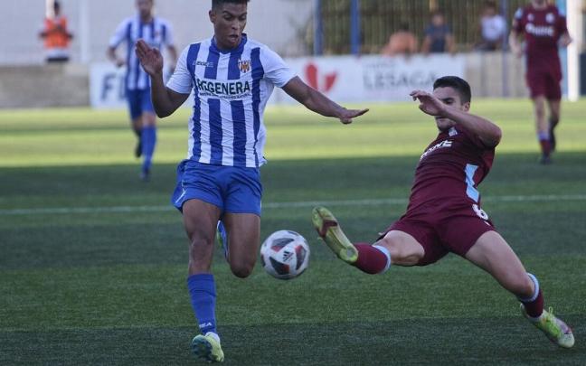 Nowend Lorenzo, en un lance del Izarra – Beasain de este curso