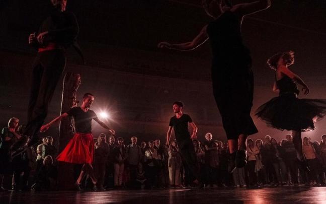 Imagen del espect&aacute;culo de Kukai Dantza 'Jazoerak / Sucesos', en el front&oacute;n Labrit.