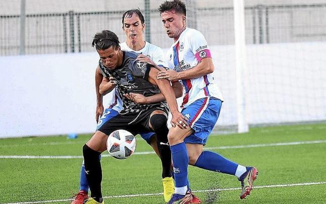 Ayensa y Aldave presionan a un jugador rival. | FOTO: OSKAR MONTERO