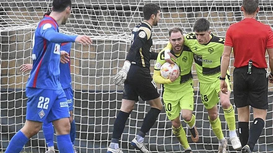 El Amorebieta recibió un jarro de agua fría en el minuto 90. | FOTO: JOSÉ MARÍA MARTÍNEZ