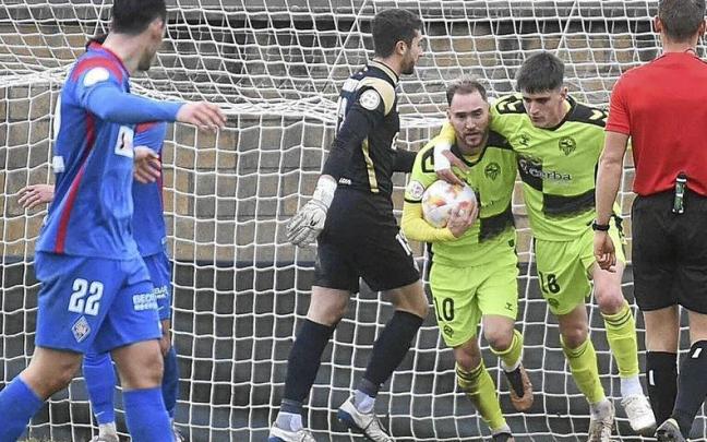 El Amorebieta recibi&oacute; un jarro de agua fr&iacute;a en el minuto 90. | FOTO: JOS&Eacute; MAR&Iacute;A MART&Iacute;NEZ