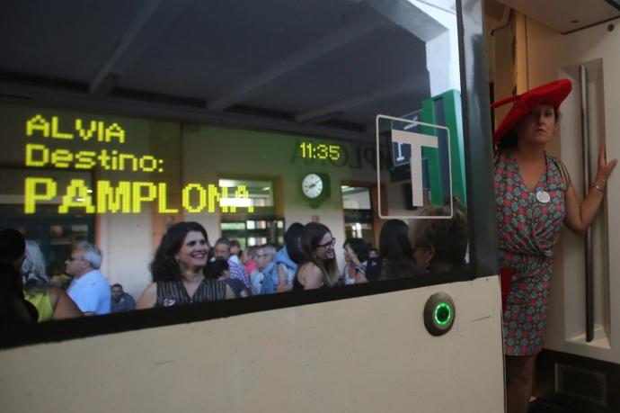 Turistas procedentes del Alvia de Barcelona, a su llegada a Pamplona para los Sanfermines hace unos años