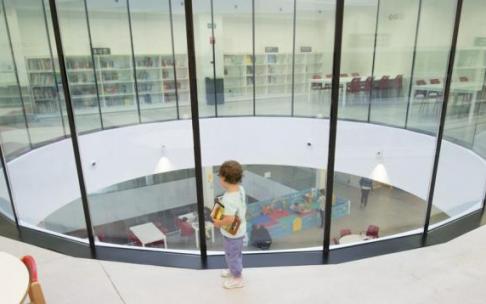 Interior del centro cívico de Salburua.