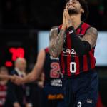 Howard reza tras anotar uno de sus triples milagrosos durante esta temporada