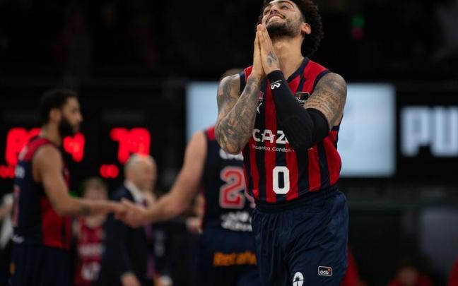 Howard reza tras anotar uno de sus triples milagrosos durante esta temporada Howard reza tras anotar uno de sus triples milagrosos durante esta temporada