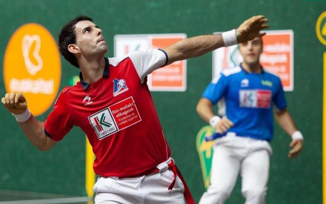 Jokin Altuna ejecuta una volea ante Jon Ander Peña.