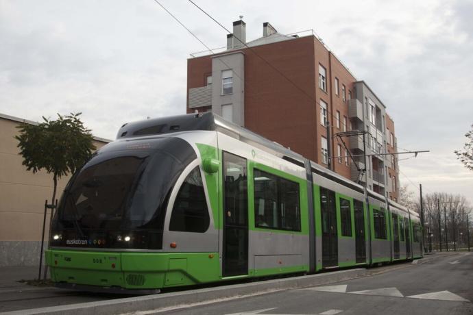 El tranvía a su paso por Abetxuko.