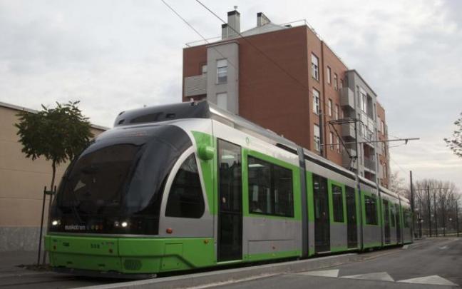 El tranvía a su paso por Abetxuko.