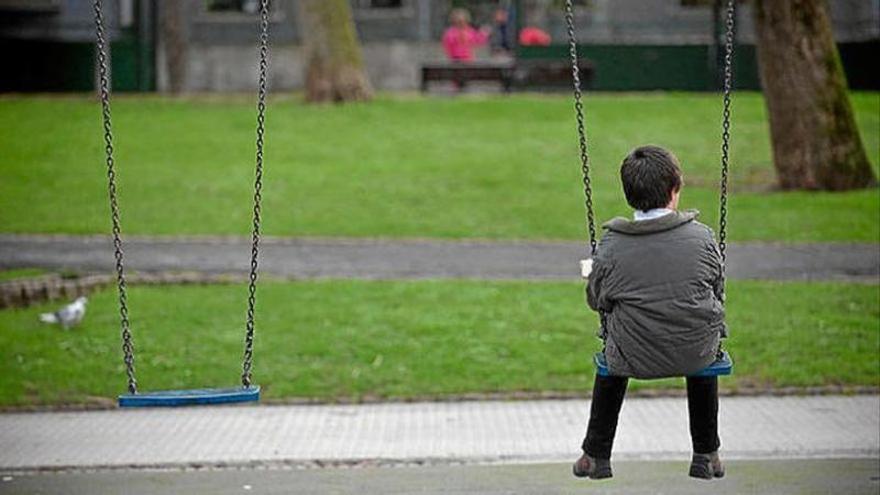 Un menor ajeno a esta informaci&oacute;n, en un parque.