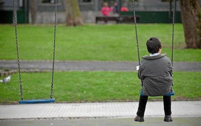 Un menor ajeno a esta informaci&oacute;n, en un parque.
