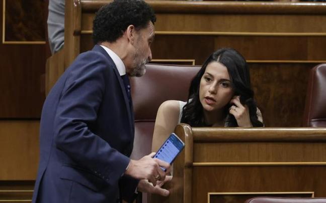 Edmundo Bal junto a Inés Arrimadas en una sesión del Congreso de los Diputados Edmundo Bal junto a Inés Arrimadas en una sesión del Congreso de los Diputados