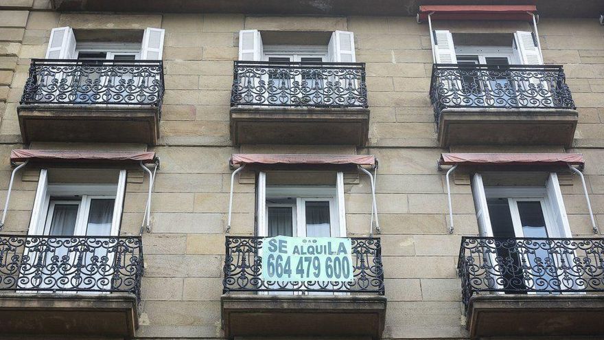 Un balcón muestra un cartel de alquiler en Donostia