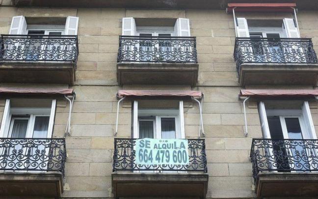 Un balcón muestra un cartel de alquiler en Donostia