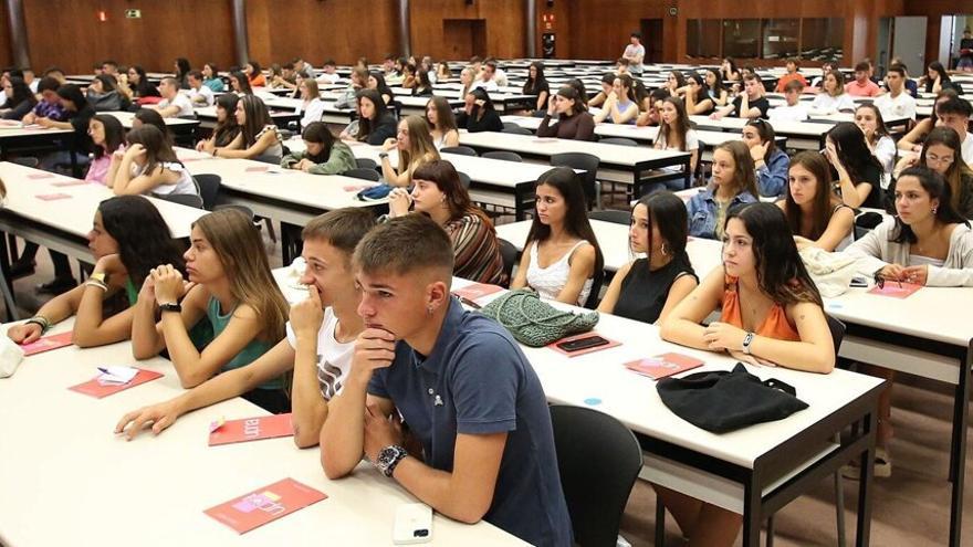 Jornada de puertas abiertas y acogida a alumnado de 1er curso en la UPNA.