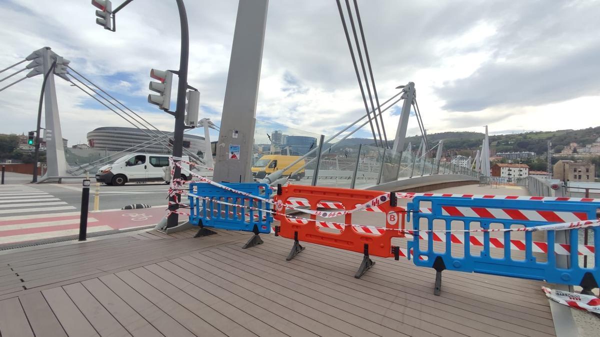 Una barredora en tránsito prohibido ha roto parte de la acera del puente Frank Gehry de Bilbao