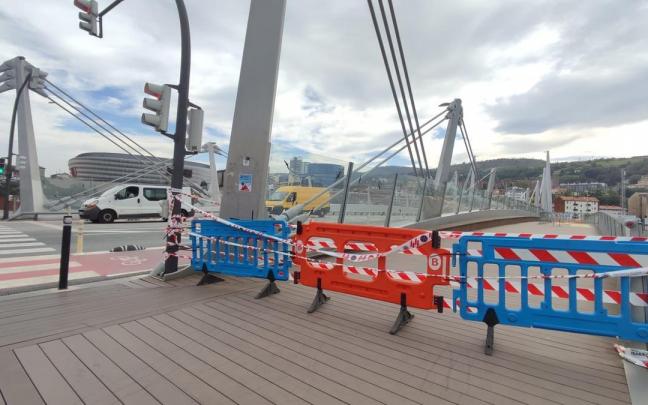 Una barredora en tránsito prohibido ha roto parte de la acera del puente Frank Gehry de Bilbao