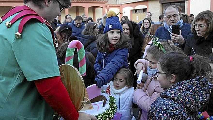 Los elfos de Castejón reciben a los niños.