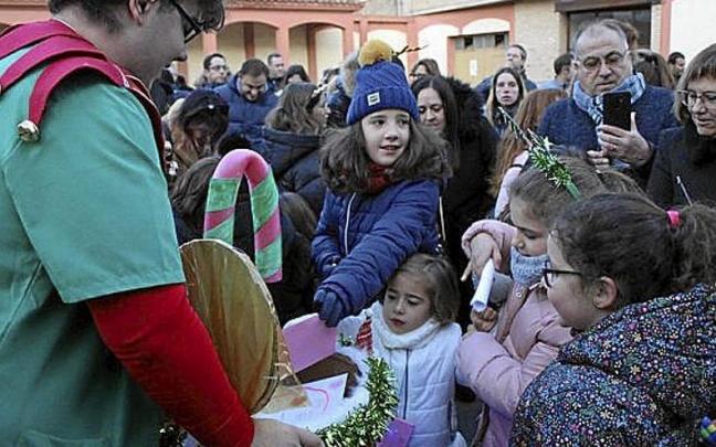 Los elfos de Castejón reciben a los niños. Los elfos de Castejón reciben a los niños.