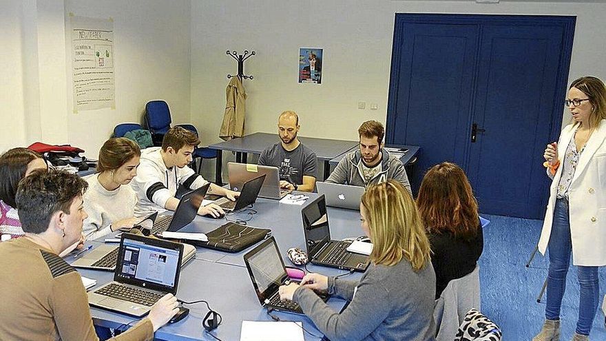 Participantes en una sesión del programa de inserción laboral HAZILAN.