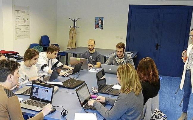 Participantes en una sesi&oacute;n del programa de inserci&oacute;n laboral HAZILAN.