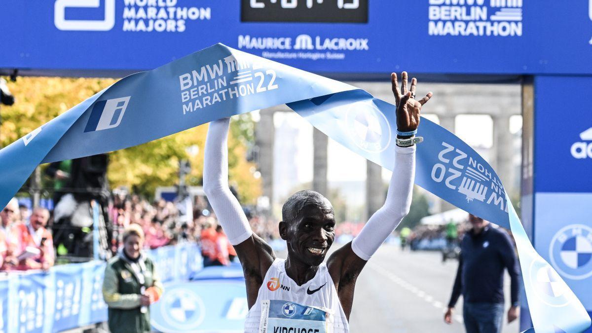 El keniano Eliud Kipchoge celebra su triunfo en el maratón de Berlín