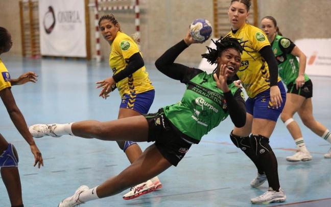 Lyndie Tchaptchet, en plena acción en el duelo copero.