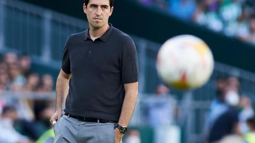 ANDONI IRAOLA. Nació en Usurbil el 22 de junio de 1982 (40 años). Como futbolista, dio sus primeros pasos en el Antiguoko, antes de recalar en el Athletic. Desarrolló casi toda su carrera en Bilbao, antes de colgar las botas en el New York City. También inició su trayectoria como entrenador en el Antiguoko (2017), un año antes de adentrarse de nuevo en el fútbol profesional de la mano del AEK Larnaca chipriota. Una racha de malos resultados le costaría allí el puesto, circunstancia que aprovechó el Mirandés para contratarle durante el verano de 2019. Alcanzar aquellas semifinales de Copa que midieron a los burgaleses con la Real sirvió a Iraola para desembarcar en un proyecto con miras más altas, el de un Rayo Vallecano al que ascendió y con el que compite a las mil maravillas en la máxima categoría.