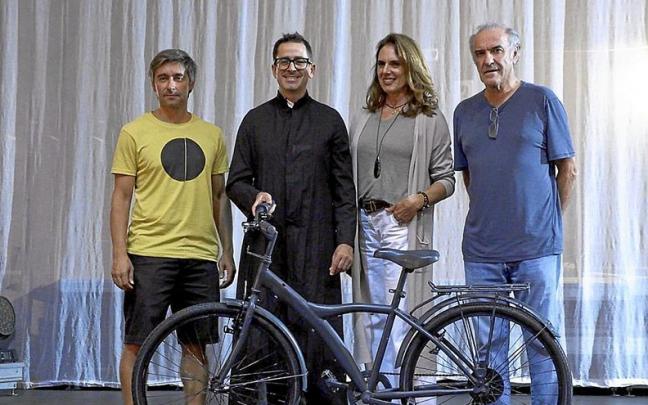 Aritz Salamanca, Arkaitz Gartziandia que encarna a Arizmendiarrieta, la actriz Begoña Rodríguez, y el director Gontzal Mendibil. | FOTO: TULANKIDE