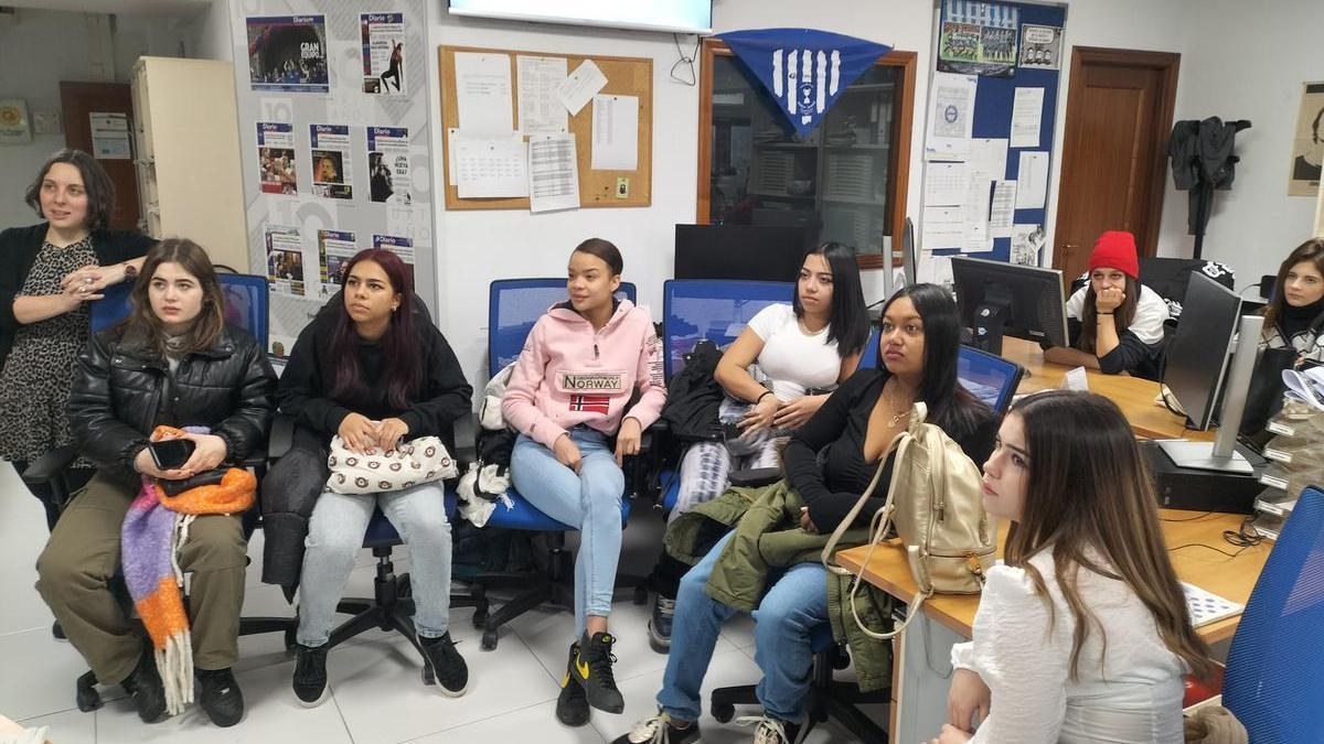 Las alumnas de EPA El Carmen de 2° de Peluquería han visitado la redacción de DNA