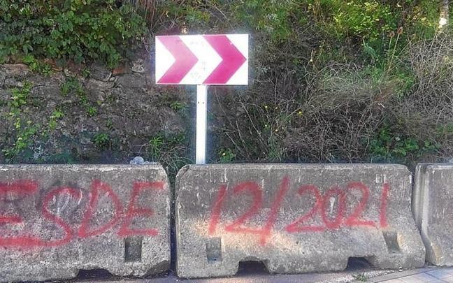 Unos bloques de hormig&oacute;n protegen la zona tras el alud.