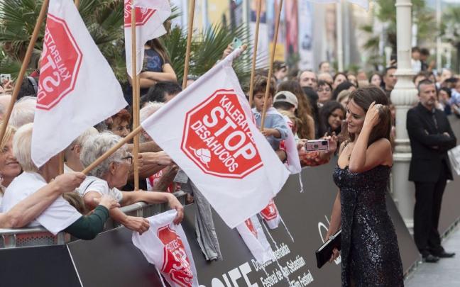 Penélope Cruz saluda a los miembros de la plataforma Stop Desahucios. Penélope Cruz saluda a los miembros de la plataforma Stop Desahucios.