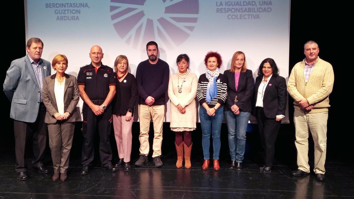 Representantes municipales, de la Ertzaintza y de Osakidetza en la comarca, ayer en Sopela.