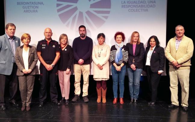 Representantes municipales, de la Ertzaintza y de Osakidetza en la comarca, ayer en Sopela. Representantes municipales, de la Ertzaintza y de Osakidetza en la comarca, ayer en Sopela.
