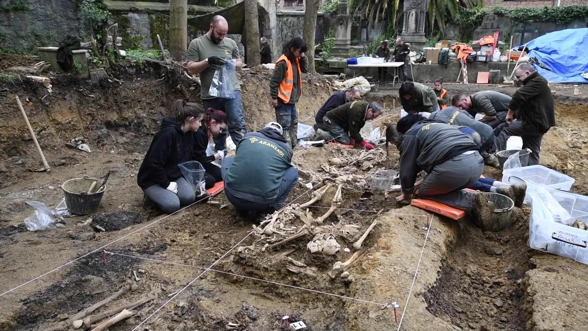 El equipo de Aranzadi realiza una excavación en el cementerio de Begoña