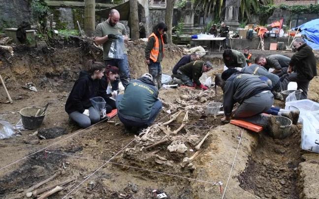 El equipo de Aranzadi realiza una excavación en el cementerio de Begoña El equipo de Aranzadi realiza una excavación en el cementerio de Begoña