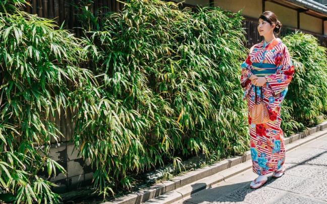 Una mujer japonesa con el t&iacute;pico kimono, calcetines tabi y sandalias.