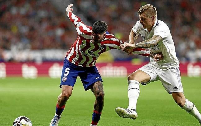 Rodrigo de Paul y Toni Kroos disputan el balón. Rodrigo de Paul y Toni Kroos disputan el balón.