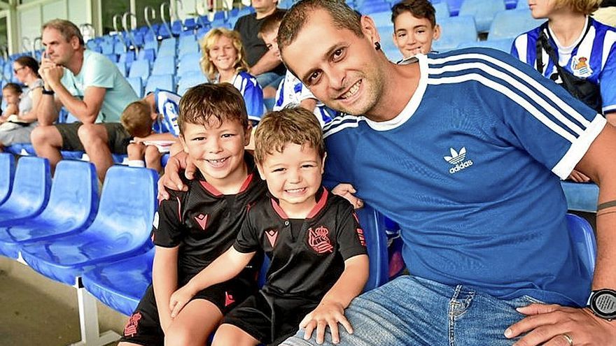 Jon, sentado en las gradas acompañado por sus hijos.