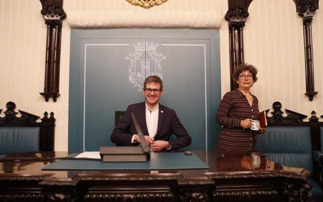 Gorka Urtaran y Ana Oregi, en el pleno de este viernes