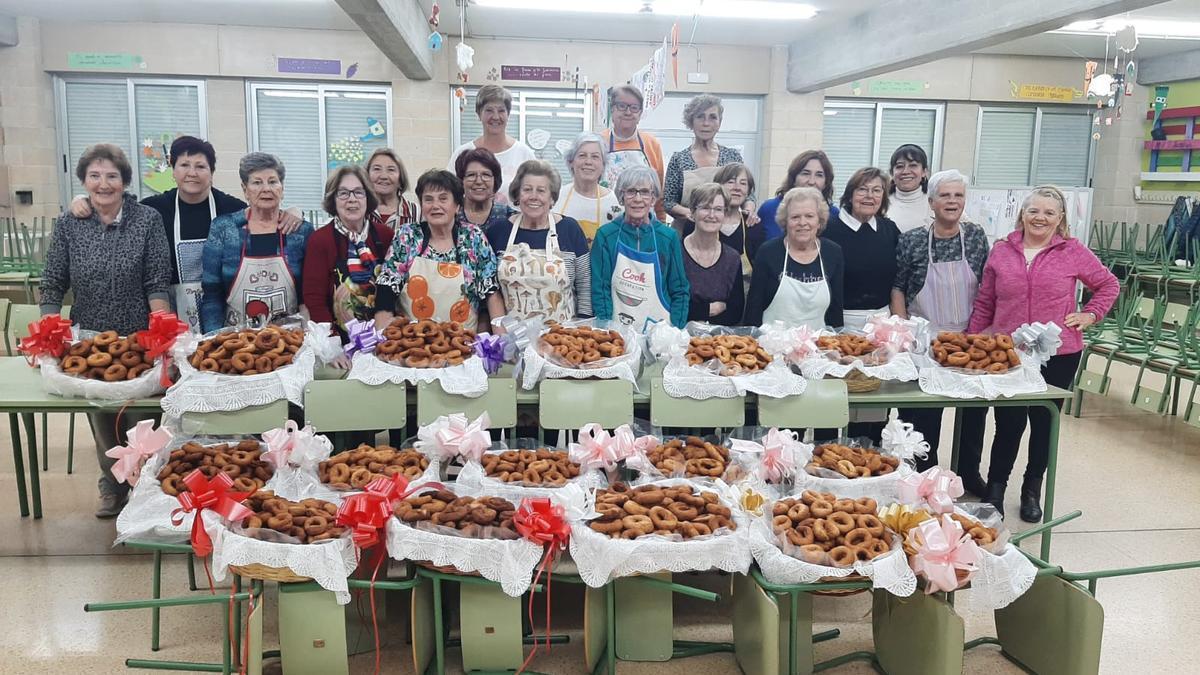 Voluntarias de la Asociaci&oacute;n de Mujeres de Burlada, esta tarde tras la preparaci&oacute;n de los dulces.