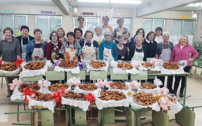 Voluntarias de la Asociaci&oacute;n de Mujeres de Burlada, esta tarde tras la preparaci&oacute;n de los dulces.