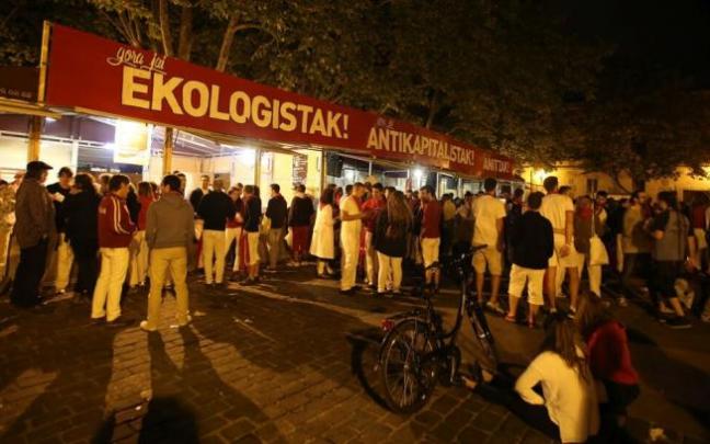 Ambiente nocturno en el espacio festivo (jai gune) de Herri Sanferminak en 2016.