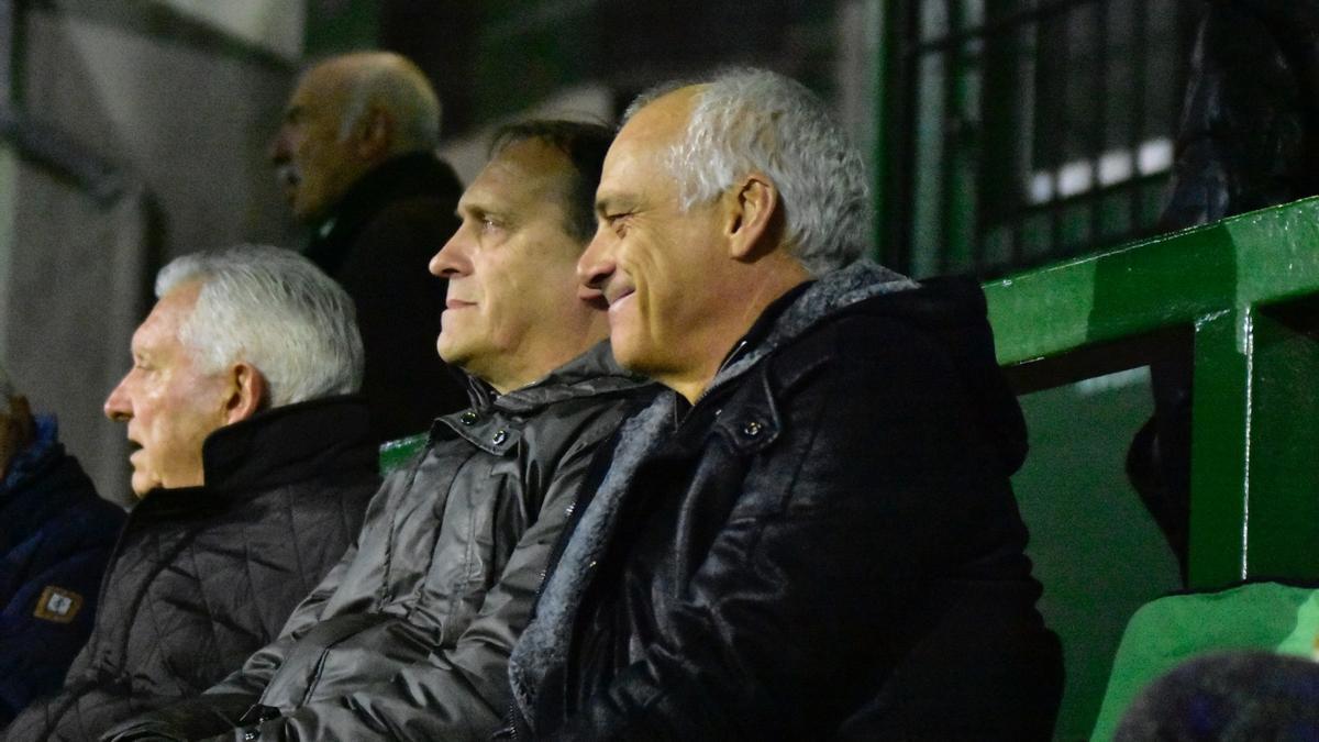 Jon Aspiazu, segundo de Valverde, y Carlos Lasheras, director deportivo del Sestao River, en el palco de Las Llanas