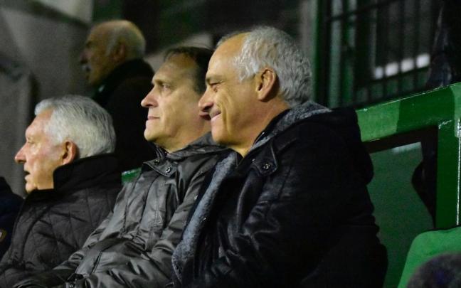 Jon Aspiazu, segundo de Valverde, y Carlos Lasheras, director deportivo del Sestao River, en el palco de Las Llanas