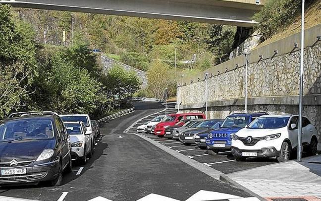 Veh&iacute;culos estacionados en el nuevo aparcamiento. | FOTO: J.LEON