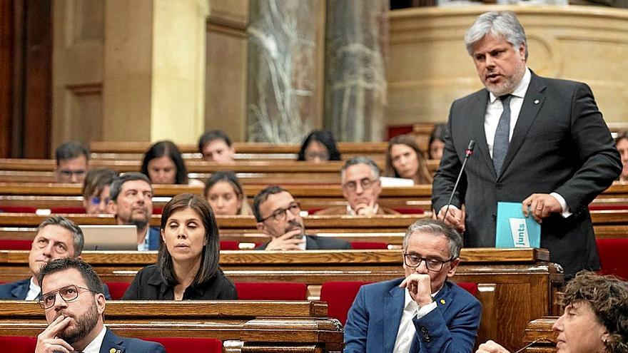Albert Batet (Junts) se dirige a un pensativo Pere Aragonès, ayer en el Parlament. | FOTO: EUROPA PRESS
