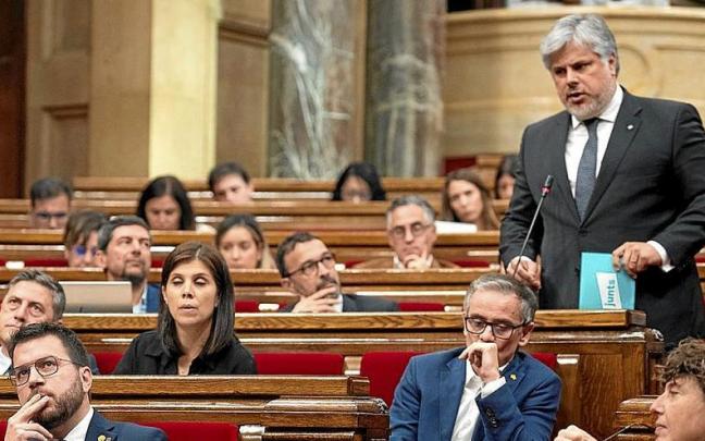Albert Batet (Junts) se dirige a un pensativo Pere Aragonès, ayer en el Parlament. | FOTO: EUROPA PRESS Albert Batet (Junts) se dirige a un pensativo Pere Aragonès, ayer en el Parlament. | FOTO: EUROPA PRESS