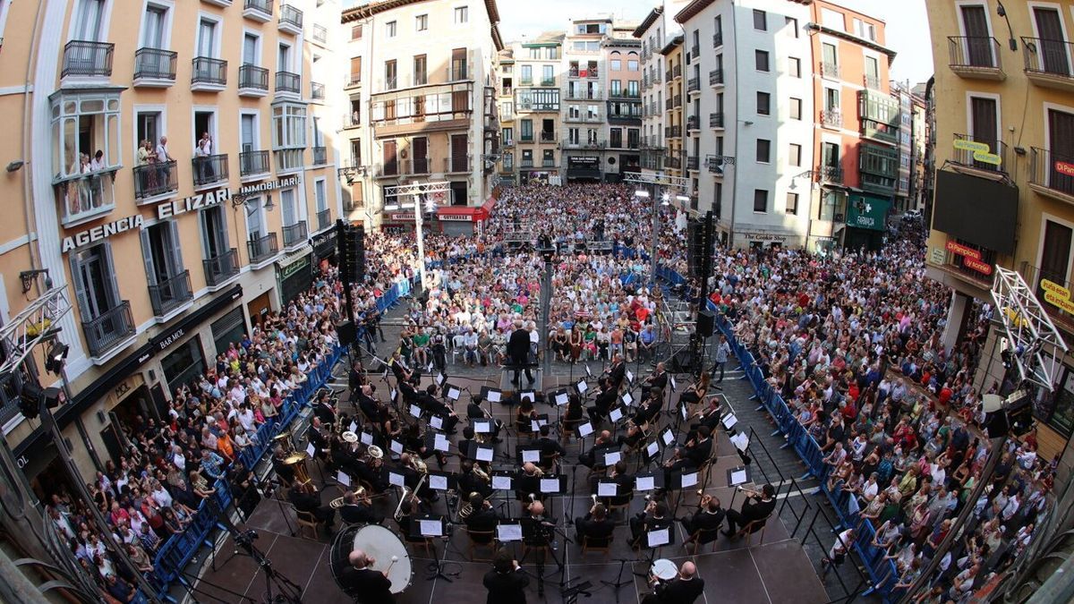 El concierto presanferminero de La Pamplonesa ha abarrotado una vez más la plaza Consistorial.